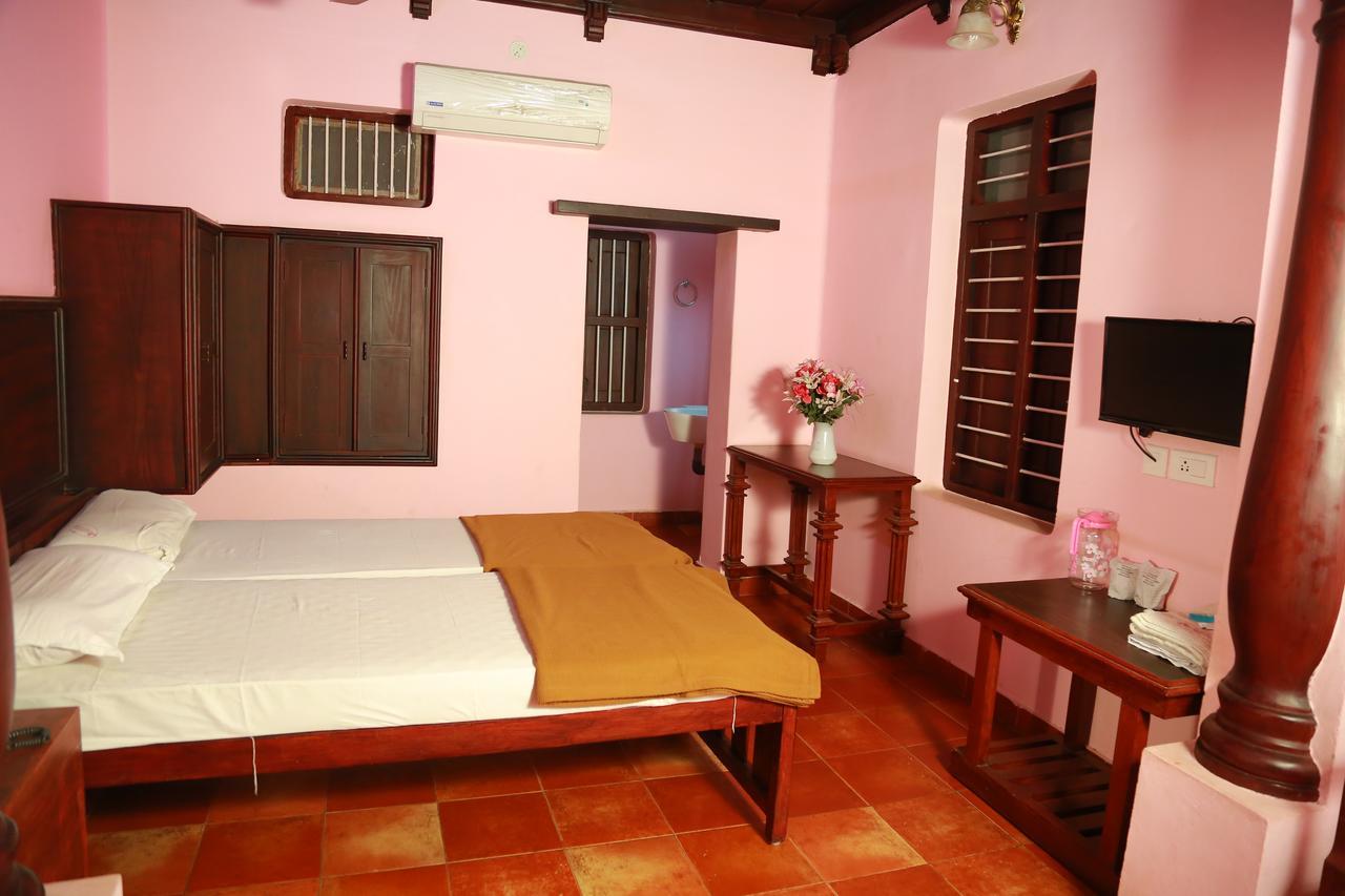 Gurukripa Heritage Hotell Thrissur Exteriör bild